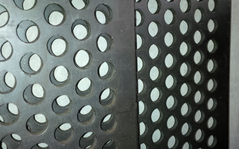 Le lamiere forate vengono prodotte in acciaio antiusura con varie durezze, o in acciaio inox