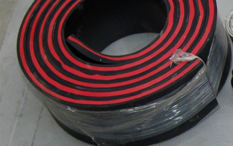 Rubber and poliurethane scraping strips